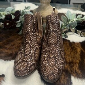 Like new conditionNew Directions Tan Snake Print Ankle Booties